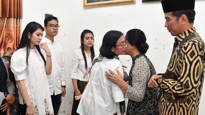 Ibunda Selvi Ananda, Sri Partini sedang mencium pipi Ibu Negara, Iriana Joko Widodo, disaksikan oleh Presiden Joko Widodo, sang anak Gibran Rakabuming Raka dan istrinya, Selvi Ananda.