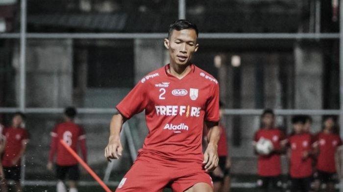 Kapten Persis Solo, Eky Taufik saat berlatih bersama rekan-rekannya.
