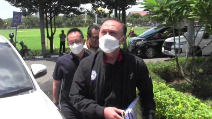 Ketua Umum PSSI Mochamad Iriawan atau Iwan Bule saat tiba di Mapolda Jatim, sekitar pukul 10.17 WIB, untuk menjalani pemeriksaan sebagai saksi atas kasus Tragedi Stadion Kanjuruhan, Kamis (3/11/2022).
