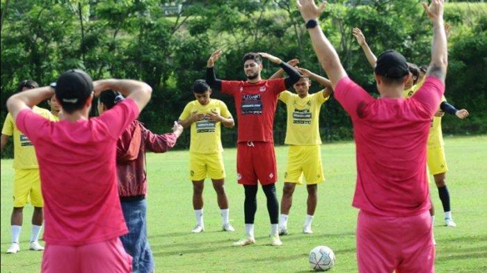 Para pemain Arema FC saat berlatih bersama jelang kelanjutan Liga 1 2022