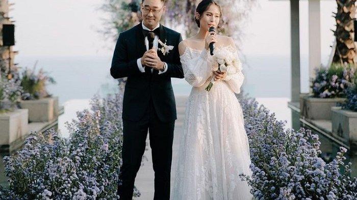 Maudy Ayunda gaun dengan gaya klasik yang memiliki detail renda motif bunga dengan kerah sabrina lengan panjang dan Jesse Choi balutan setelan kemeja putih yang dipadu dengan tuksedo hitam dan dasi kupu-kupu warna senada.