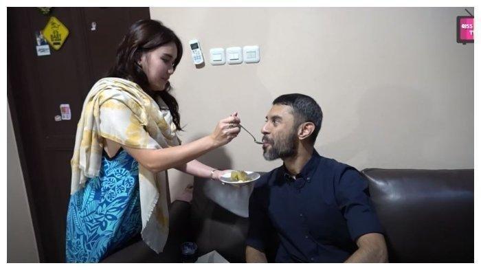 Momen Ayu Ting Ting menyuapi Didi Riyadi di ulang tahun Ayu ke 28, diunggah Senin 22 Juni 2020
