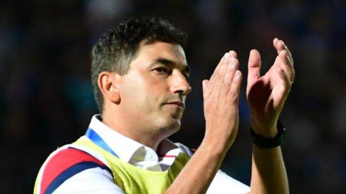 Pelatih Arema FC Eduardo Almeida menyapa Aremania usai dikalahkan Persija Jakarta 0-1 di Stadion Kanjuruhan, Kabupaten Malang, Jawa Timur, Minggu (28/8/2022).