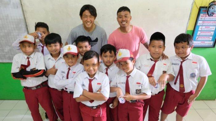 Pemain Arema FC Renshi Yamaguchi dan Kushedya Hari Yudo foto bersama M Alfiansyah dan temannya