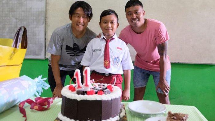 Pemain Arema FC Renshi Yamaguchi dan Kushedya Hari Yudo foto bersama M Alfiansyah
