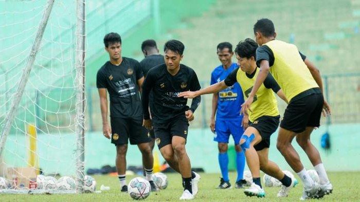 Pemain Arema FC saat menjalani latihan di salah satu lapangan di Malang.