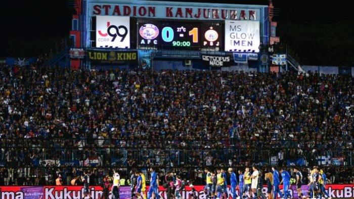 Pemain Arema FC menyapa Aremania usai dikalahkan Persija Jakarta 0-1 pada pekan ketujuh Liga 1 2022 di Stadion Kanjuruhan, Kabupaten Malang, Jawa Timur, Minggu (28/8/2022).