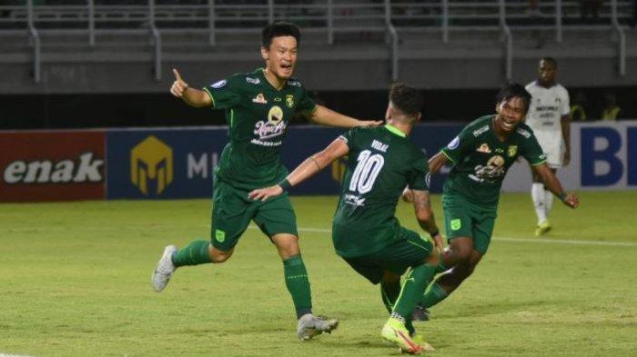 Pemain Persebaya Surabaya saat merayakan gol ke gawang Persita Tangerang di Stadion GBT Surabaya, Senin (1/8/2022).
