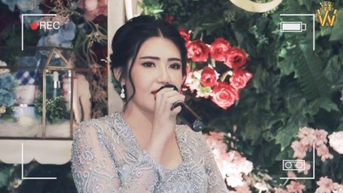 Penampilan Via Vallen saat lamaran dengan Chevra Papinka