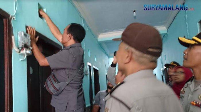 Petugas Tulungagung saat razia rumah kos untuk mencegah prostitusi yang memanfaatkan kamar kos yang disewakan jam-jaman.