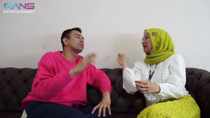 Raffi Ahmad (kiri) saat ngobrol dengan Desy Ratnasari (kanan) ketika berada di program yang sama