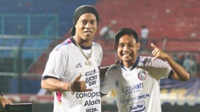 Ronaldinho dan Evan Dimas berpose di Stadion Kanjuruhan.