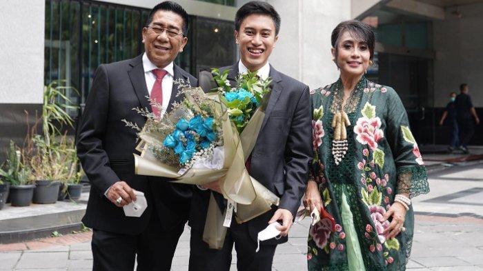 Sangun Ragahdo bersama orang tuanya, Yayuk Suseno dan Henry Yosodiningrat