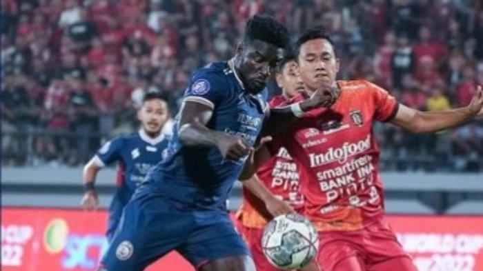 Striker Arema FC Abel Camara (kiri) saat bermain di kandang Bali United, Sabtu (13/8/2022).