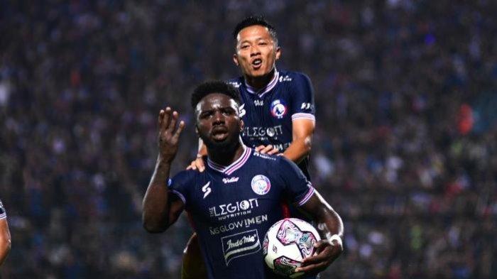 Striker Arema FC Abel Camara selebrasi seusai menjebol gawang Persebaya Surabaya di Stadion Kanjuruhan, Sabtu (1/10/2022).