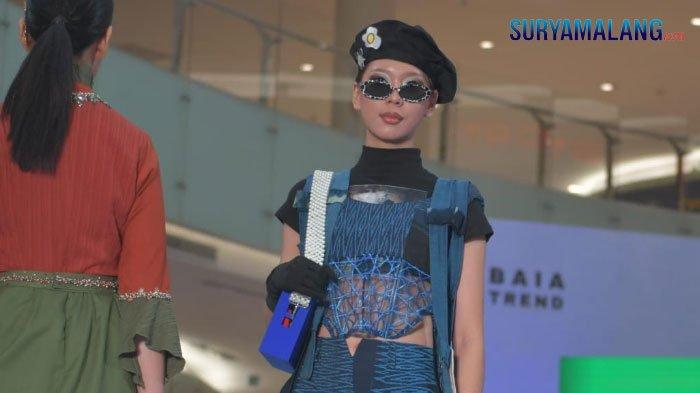 Model memeragakan busana bergaya retro-back to 70-90 an- pada gelaran Surabaya Fashion Trend di Ciputra World Surabaya Mall, Jumat (11/11/2022).
