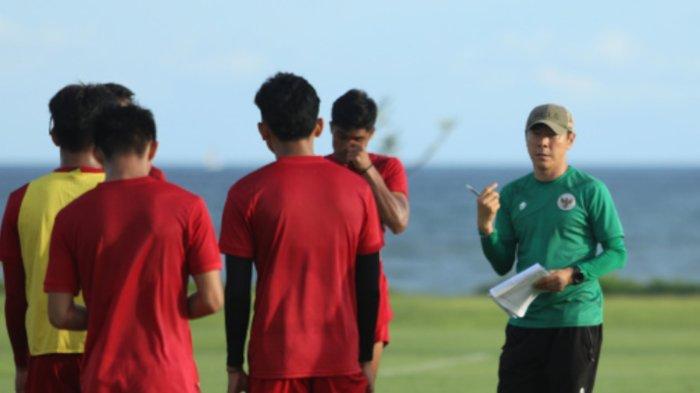 Pelatih timnas Indonesia, Shin Tae Yong memimpin pemusatan latihan Skuat Garuda jelang Piala AFF 2022