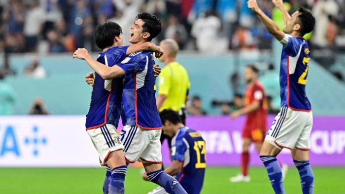Tim Jepang merayakan kemenangan usai pertandingan Grup E Piala Dunia Qatar 2022, Jepang menang atas Spanyol dengan skor 2-1 di Stadion Internasional Khalifa di Doha pada 1 Desember 2022. Hasil ini membuat Jepang merajai 'Grup Neraka', sekaligus menyingkirkan Jerman