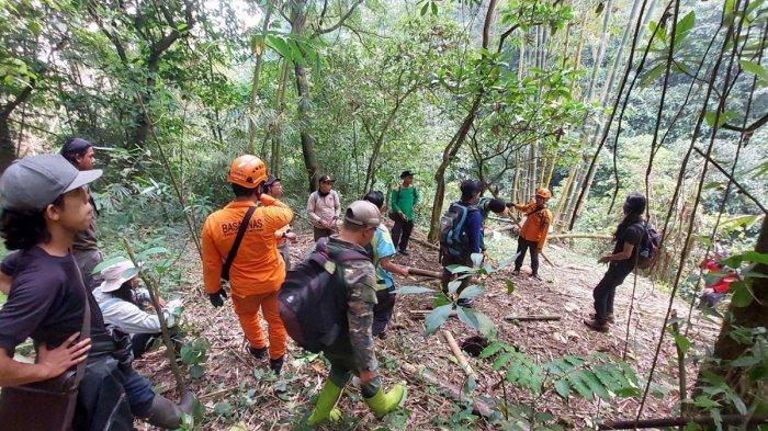 Tim SAR gabungan Basarnas saat melakukan pencarian korban hilang di kawasan wisata Bukit Krapyak, Desa Padusan, Kecamatan Pacet, Kabupaten Mojokerto, Rabu (14/9/2022).