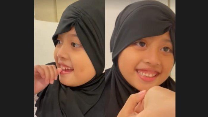 Vania saat menghibur Venna Melinda seusai jadi korban KDRT oleh Ferry Irawan