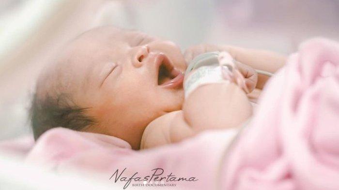 Wajah keponakan Ayu Ting Ting anak Syifa yang baru lahir