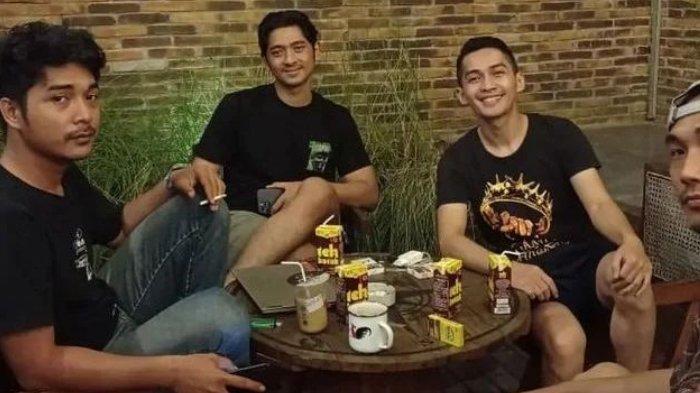 Wajah lesu Arya Saloka saat nongkrong bareng teman jadi sorotan netizen