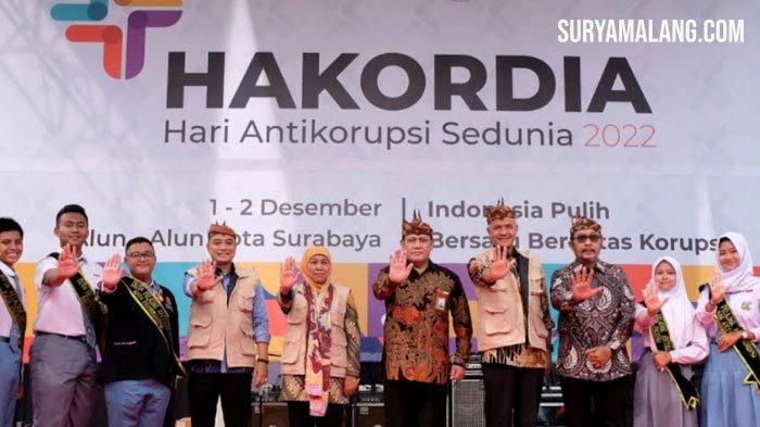 Wali Kota Surabaya Eri Cahyadi, saat mendampingi Ketua KPK Firli Bahuri dan Gubernur Jawa Timur Khofifah Indar Parawansa di acara Road to Hari Antikorupsi Sedunia (Hakordia) Tahun 2022 di Alun-alun Surabaya.