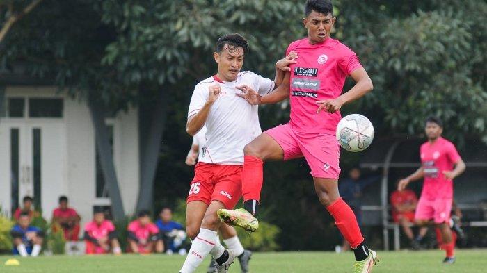 Winger Arema FC, Ilhamudin Armain saat berduel dengan pemain Putra Delta Sidoarjo dalam laga uji coba di lapangan UB Malang.