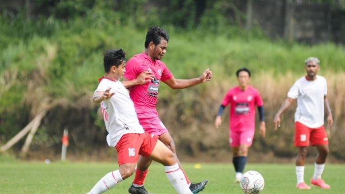 Winger Arema FC, Ilhamudin Armain saat berduel dengan pemain Putra Delta Sidoarjo dalam laga uji coba di lapangan UB Malang.