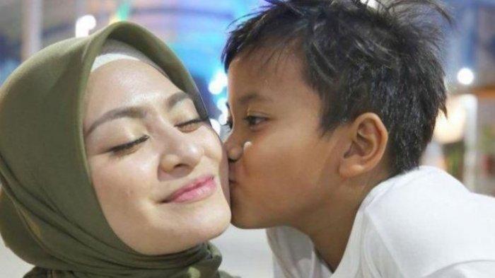 Aksi Nathalie Holscher menghapus tato di tanggannya membuat anak bungsu Sule