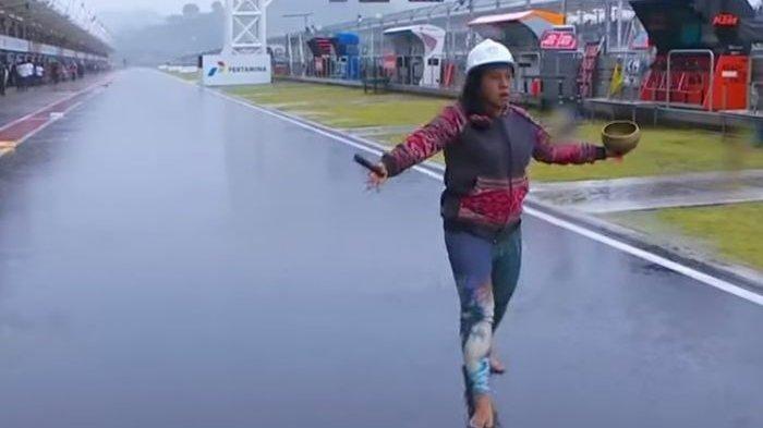 Aksi Rara sang pawang hujan saat hendak mengendalikan hujan di sirkuit Mandalika MotoGP 2022