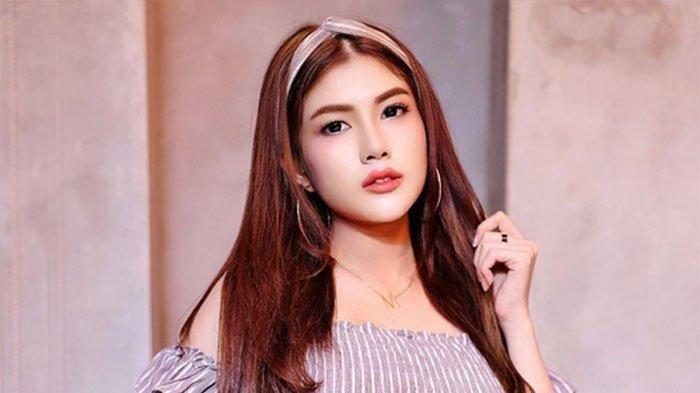 Akun Instagram Melda Rosita, Model Majalah Dewasa yang Viral karena Video Insiden Baju Melorot