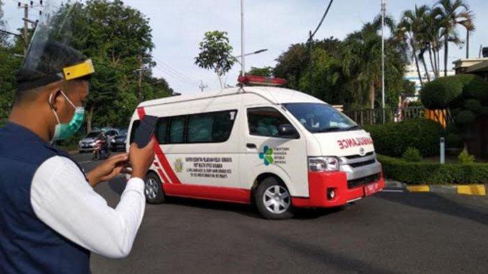 Mobil Ambulance Kantor Kesehatan Pelayanan Kelas I Surabaya usai mengantar para TKI untuk di karantina di Rumah Sakit Lapangan Indrapura Kota Surabaya