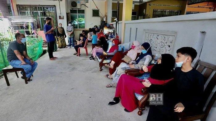 Anggota keluarga menunggu jenazah Nur Alisha Safiya di rumah Taman Intan Baiduri, Salak Tinggi