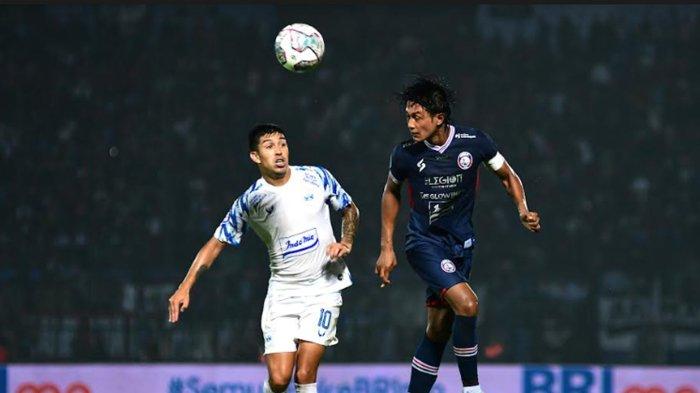 Pemain Arema FC, Johan Ahmat Farizi berduel udara dengan pesepakbola PSIS Semarang Jonathan Cantillana dalam laga lanjutan Liga 1 2022 di Stadion Kanjuruhan, Kabupaten Malang, Sabtu (30/7/2022). Arema FC berhasil menang dengan PSIS Semarang dengan skor 2-1.