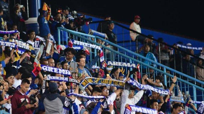 Suporter tim Arema FC, Aremania memberikan dukungan kepada timnya saat melawan PSS Sleman dalam laga lanjutan Liga 1 2022 di Stadion Kanjuruhan, Kabupaten Malang, Jumat (5/8/2022).