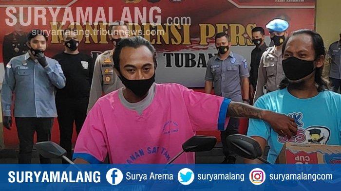 Arifin (kanan) pelaku begal payudara di Tuban. Melakukan reka ulang adegan saat melakukan aksinya.