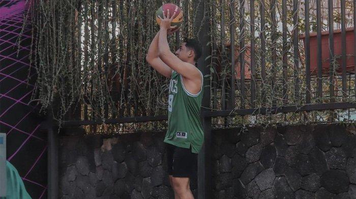 Arya Saloka unjuk kebolehan main basket dalam postingannya di Instagram Rabu 28 Juli 2021