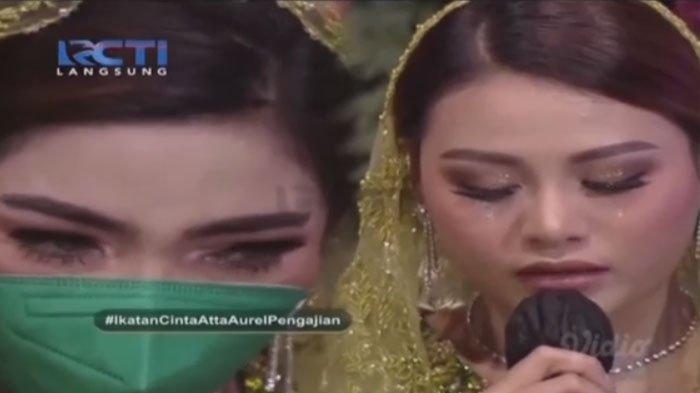 Ashanty menangis (kiri) membaca surat dan mendengar curahan hati dari Aurel (kanan) (Instagram @genk_ijo)