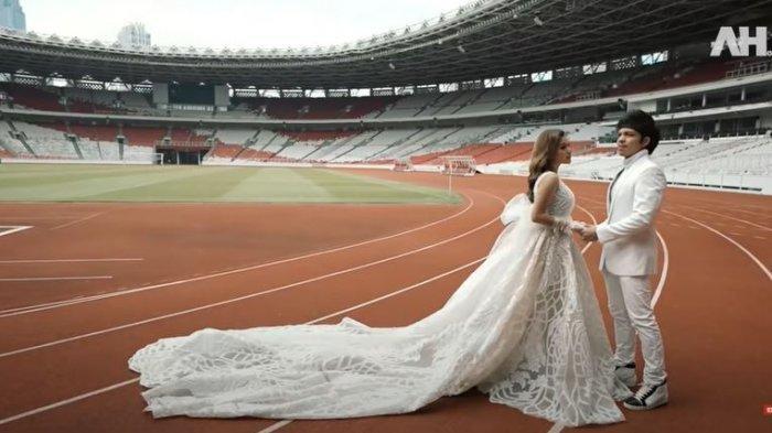 Pasangan Atta Halilintar dan Aurel Hermansyah baru saja menjalani foto prewedding di Gelora Bung Karno (GBK) Senayan, Jakarta.
