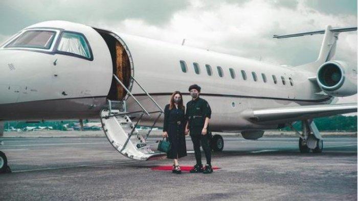Atta Halilintar (kanan) dan Aurel Hermansyah (kiri) saat berangkat berbulan madu ke Bali menggunakan jet pribadi, Rabu (7/4/2021)