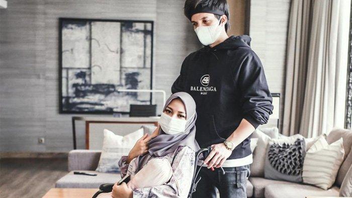 Aurel Hermansyah duduk di kursi roda didorong suaminya Atta Halilintar sebelum keguguran
