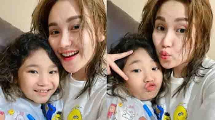 Ayu Ting Ting bersama putri semata wayangnya, Bilqis Khumairah Razak