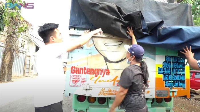 Baim Wong siap-siap membuka truk untuk memberi hadiah ke Rafathar