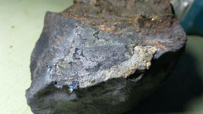Batu meteorit yang menghantam rumah warga di Lampung Tengah pada 28 Januari 2021. Peneliti Itera Lampung memastikan batu itu adalah pecahan meteor yang masuk atmosfer bumi.