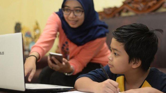 Ilustrasi: Orang tua membimbing anaknya saat belajar dari rumah