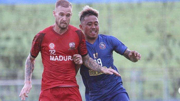 Pemain Arema FC dan Madura United saat gelar laga ji coba bersama, Senin (15/3/2021).