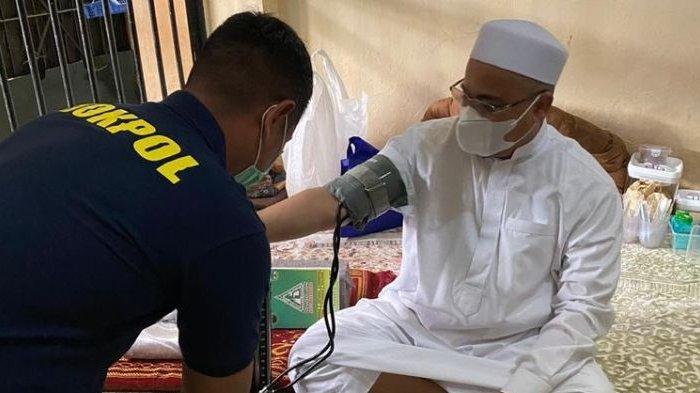 Petugas Bidokkes Polda Metro Jaya tengah mengecek kondisi kesehatan pimpinan Front Pembela Islam (FPI), Rizieq Shihab.