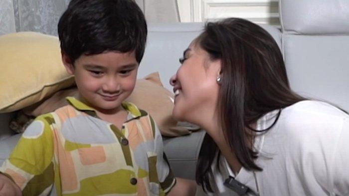 Cara Nagita Slavina mendidik Rafathar tiru Rieta Amilia