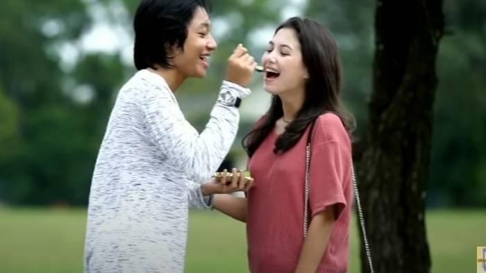 Cuplikan adegan Dari Jendela SMP Roni dan Santi mesra